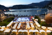 Weihnachtsmarktstände plus Eisbahn in Como an der Piazza Cavour