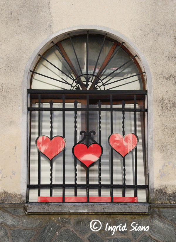 Symbole der Liebe zum Valentinstag am Comer See