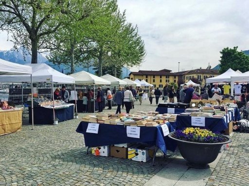 Hobby-, Antiquitäten- und Vintage-Markt 2023 auf der Piazza Garibaldi in Colico am Comer See
