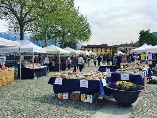 Hobby-, Antiquitäten- und Vintage-Markt 2024 auf der Piazza Garibaldi in Colico am Comer See